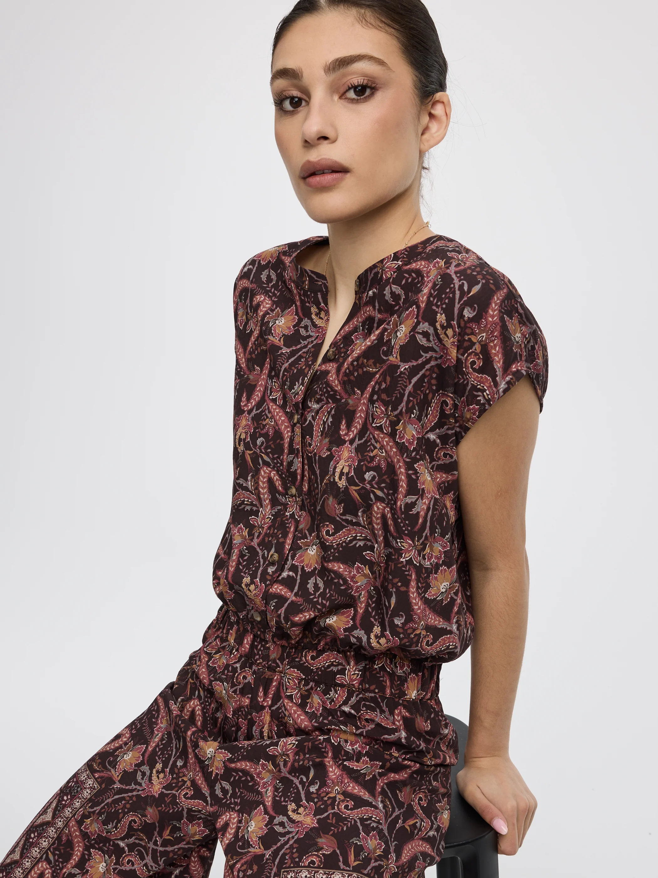 Extended-Sleeve Crew-Neck Buttoned-Down Blouse - Image 4