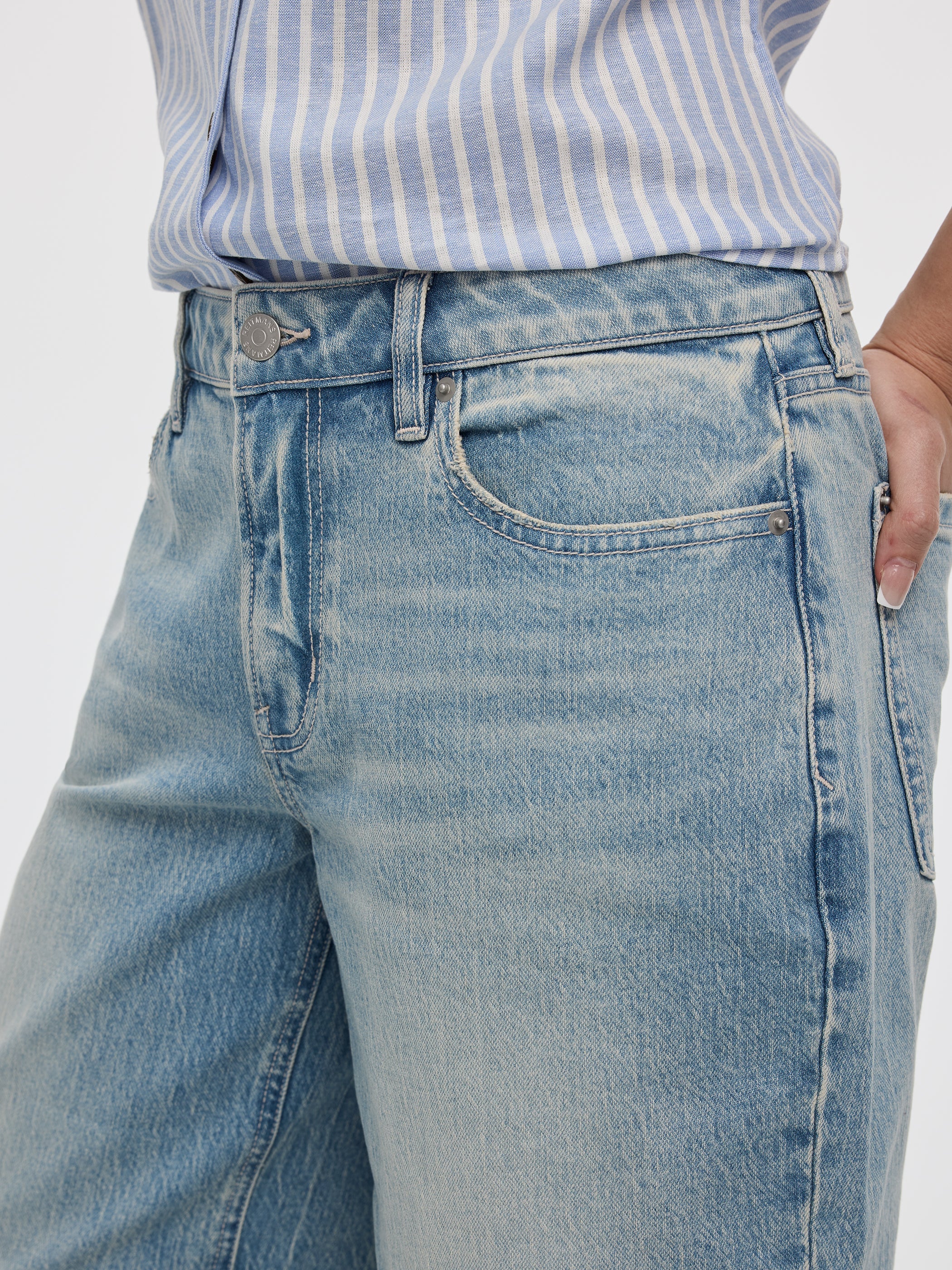 Wide-Leg Mid-Rise Capri Jean - Image 4