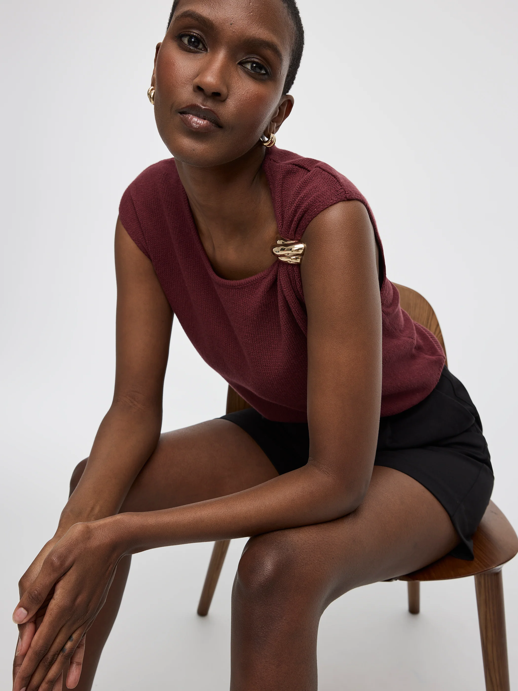 Extended-Sleeve Crew-Neck Sweater with Brooch - Image 4