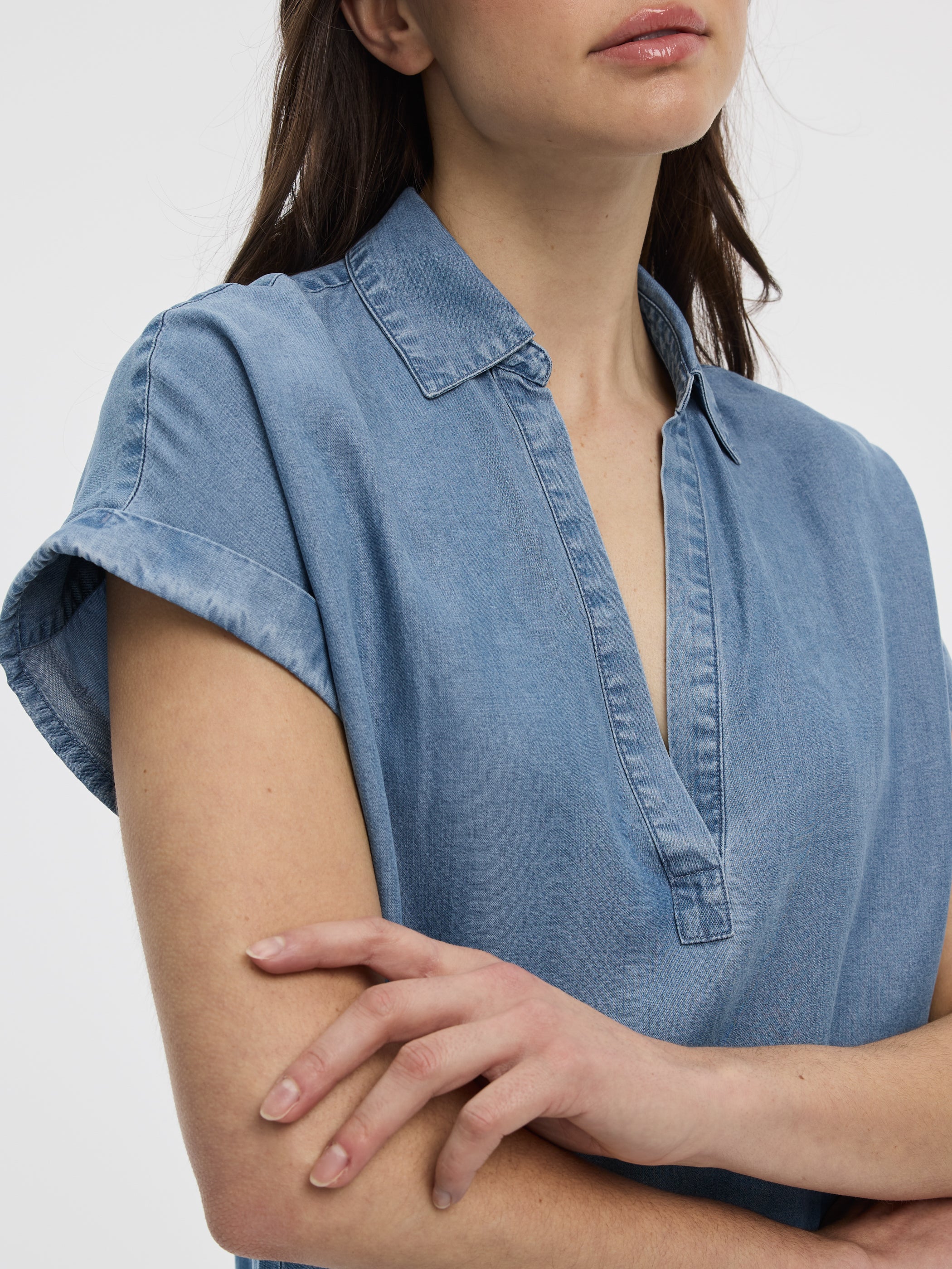 Extended-Sleeve Shift Dress with V Neckline - Image 4