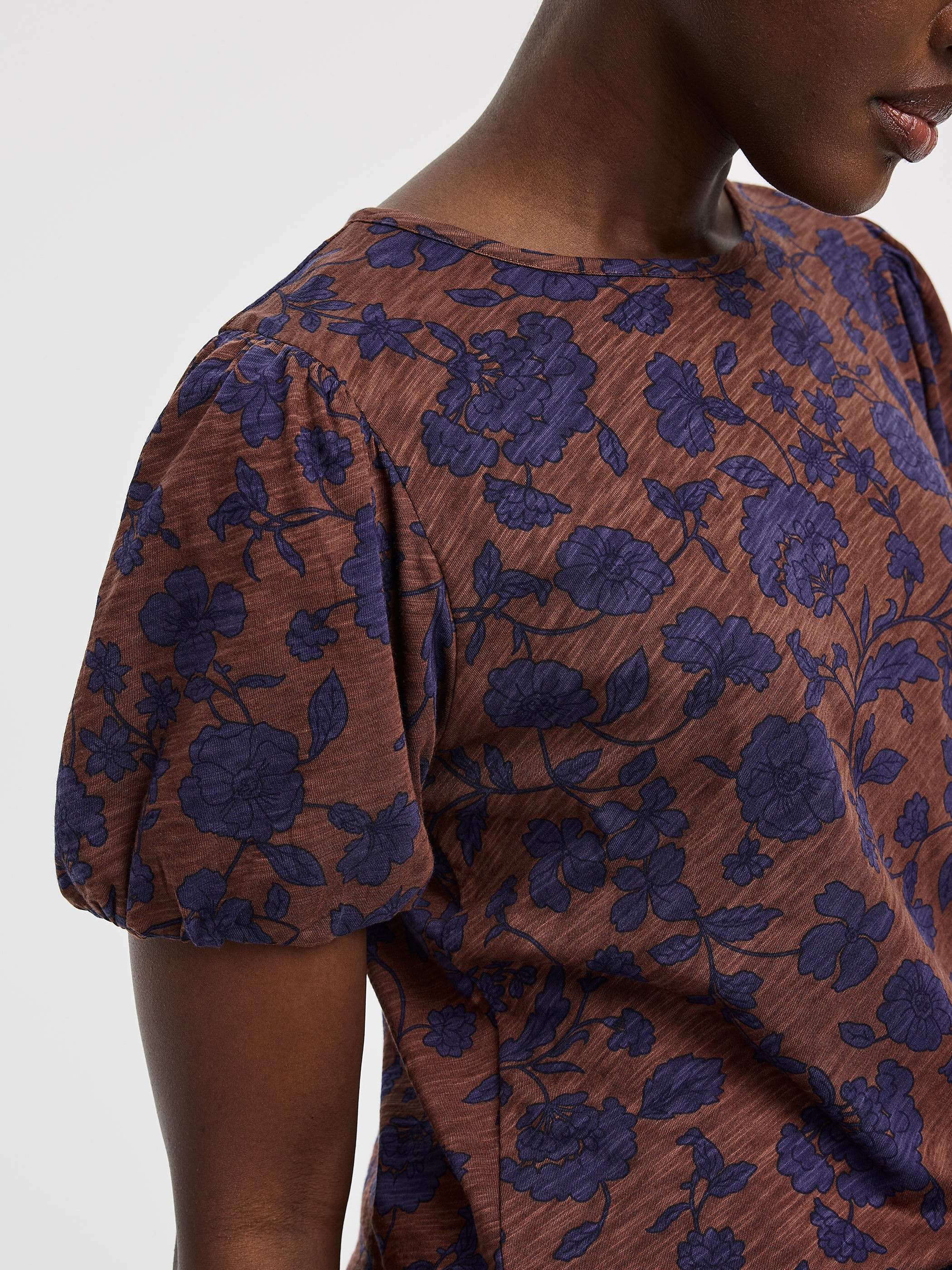 Short-Balloon-Sleeve Crew-Neck Top - Image 10
