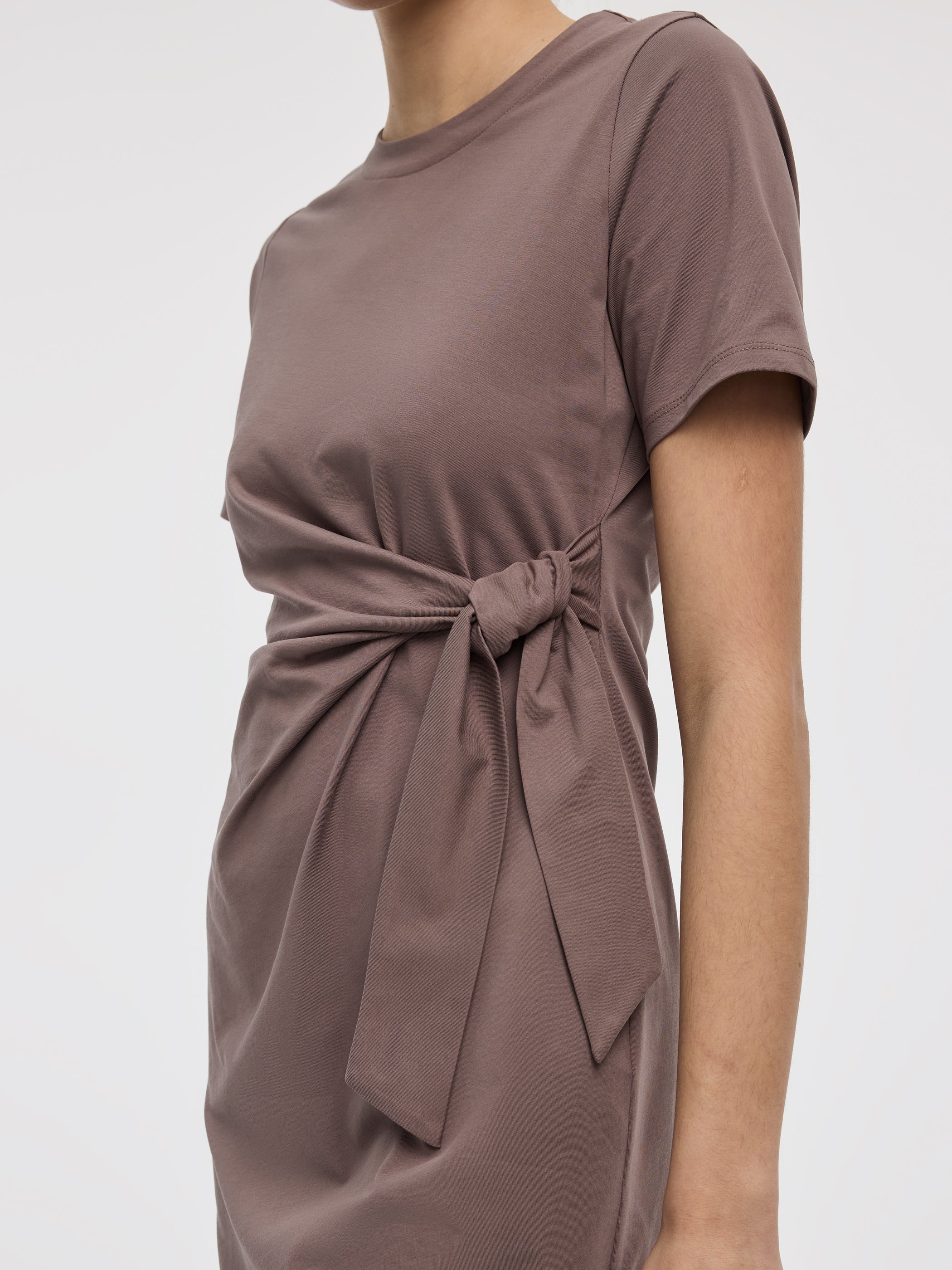 Short-Sleeve Fitted Dress with Knot Detail - Image 10
