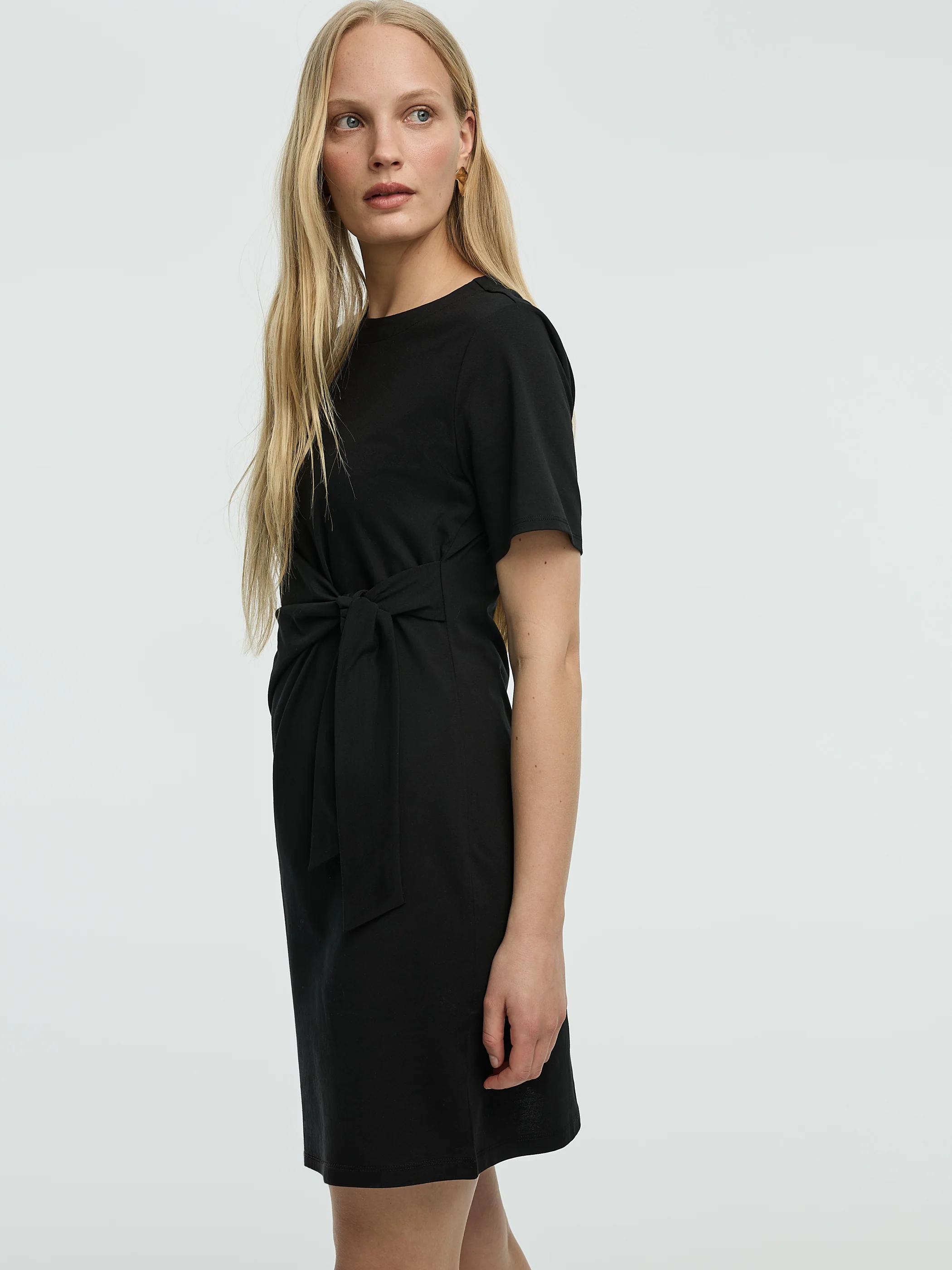 Short-Sleeve Fitted Dress with Knot Detail - Image 4