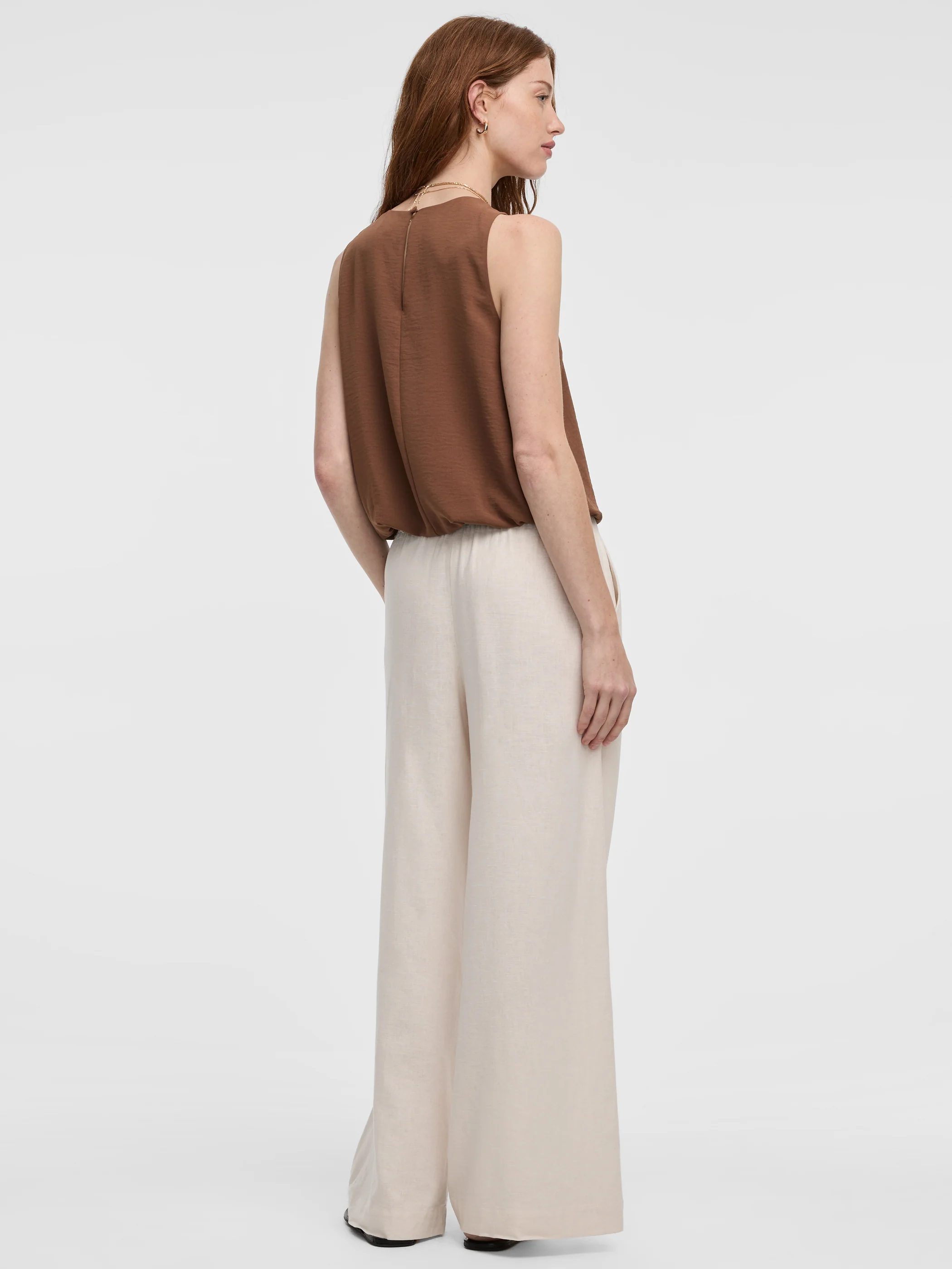 Crew-Neck Tank with Bubble Hem - Image 11