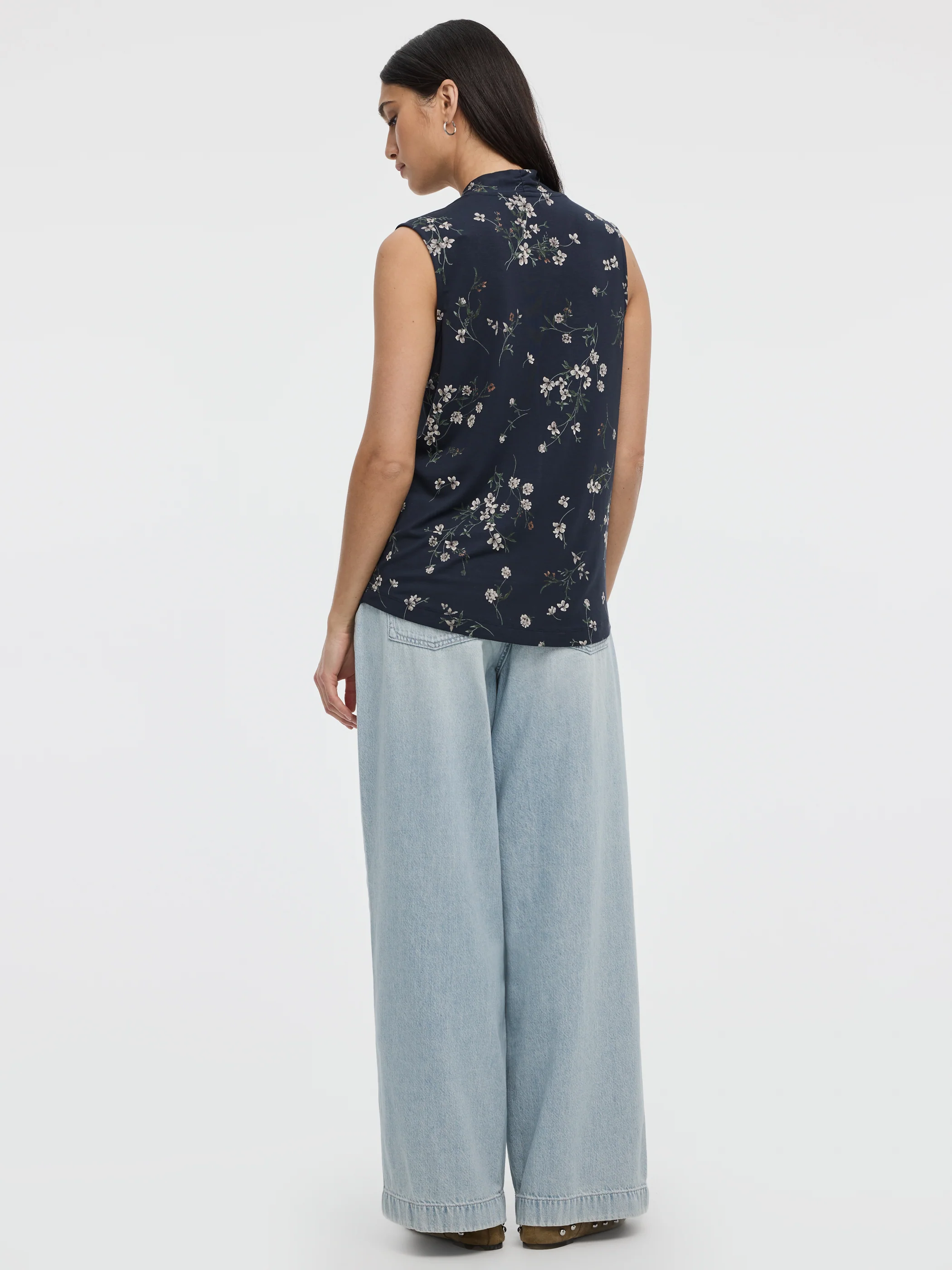 Sleeveless V-Neck Top - Image 27