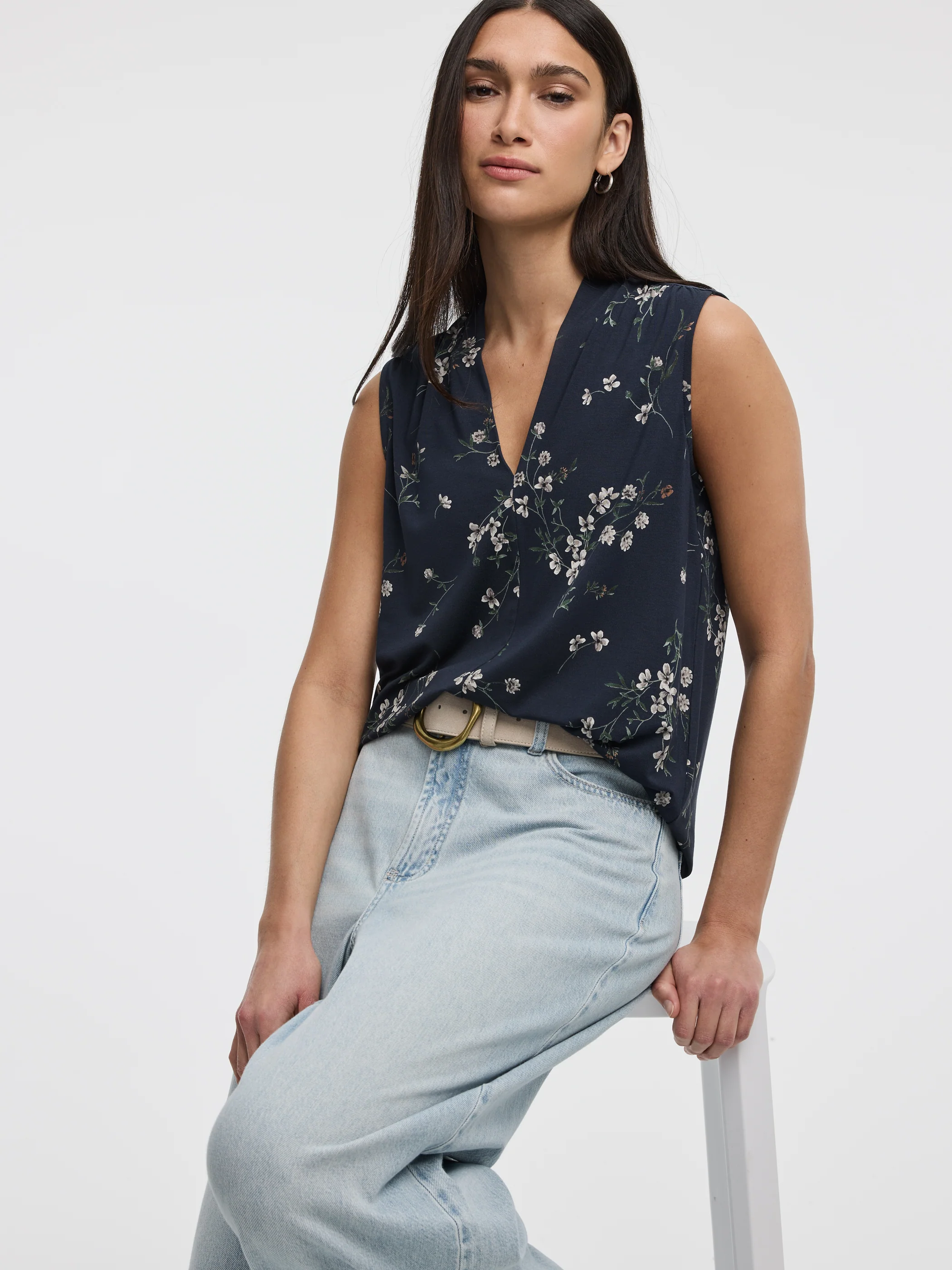 Sleeveless V-Neck Top - Image 28